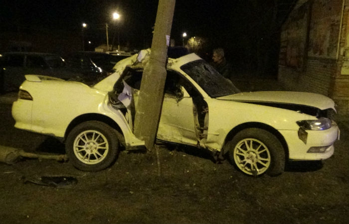 В Черногорске иномарка обняла столб - двое пострадавших