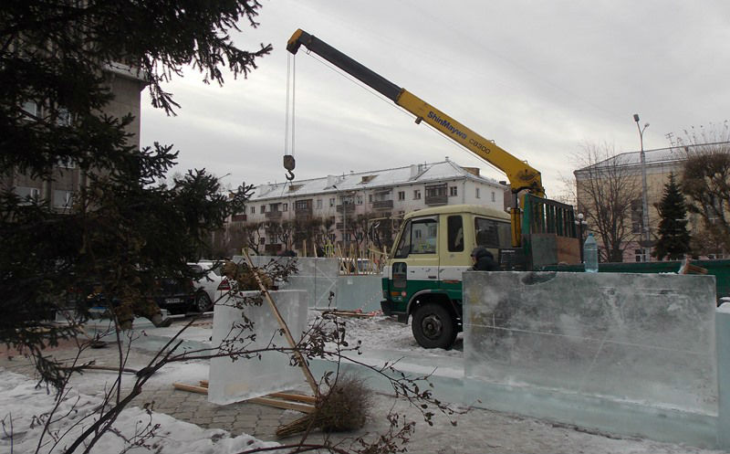 В Абакане начали возводить ледовые городки