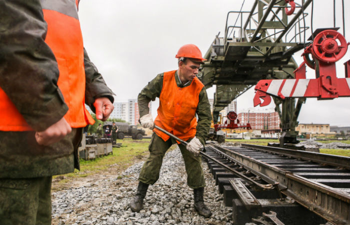 Военнослужащие ЦВО примут участие в строительстве железной дороги до Кызыла