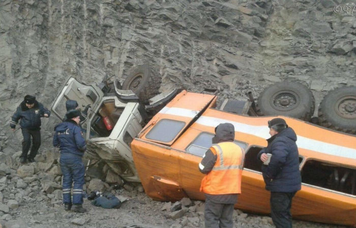 Шесть шахтеров погибли при падении «КамАЗа» с 10-метровой высоты в Кузбассе