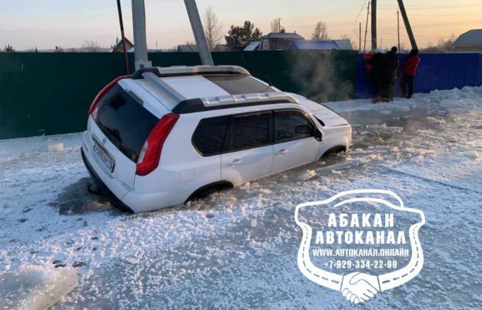 На одной из дачных улиц в Абакане внедорожник провалился под лед