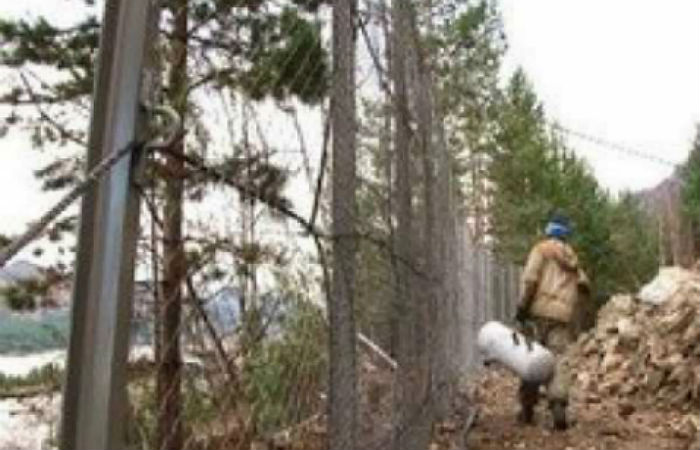 В Саяногорске на месте камнепада начали дробить огромную глыбу