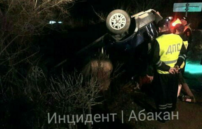 В Абакане водитель снес светофор и сбежал, бросив машину