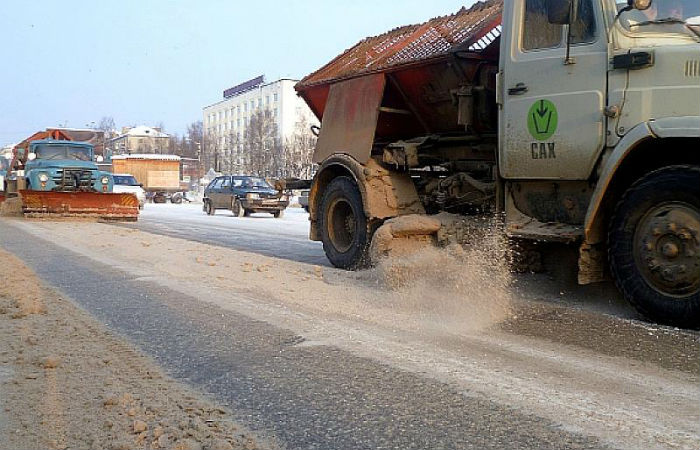 В Абакане подсыпают дороги реагентами