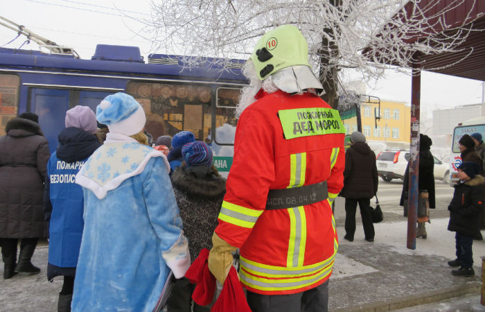 В Абакане пожарный Дед Мороз в новогоднем троллейбусе напомнил о безопасности в праздники