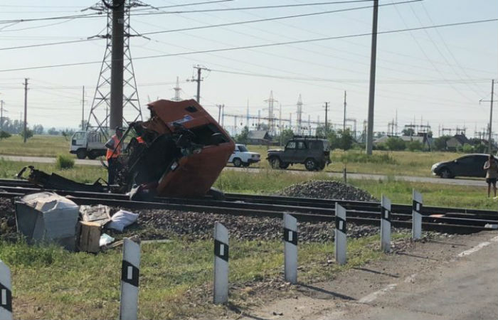 В Хакасии грузовой поезд на переезде врезался в "Камаз"