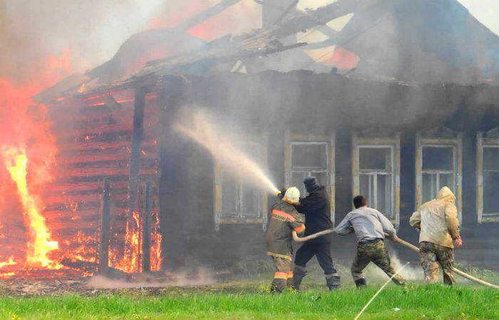 По факту гибели четырех человек на пожаре в Хакасии возбуждено уголовное дело