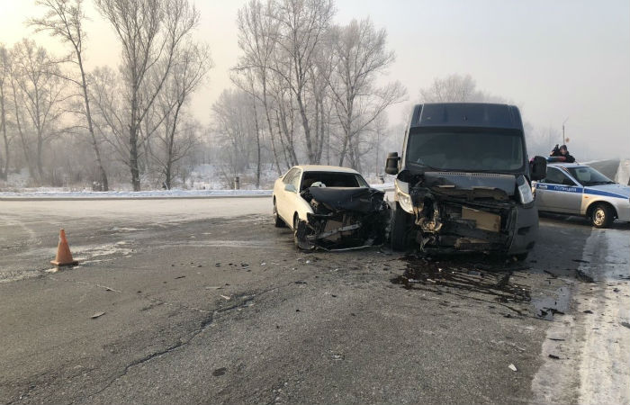 В Абакане на северной дамбе "Тойота" не уступила дорогу микроавтобусу