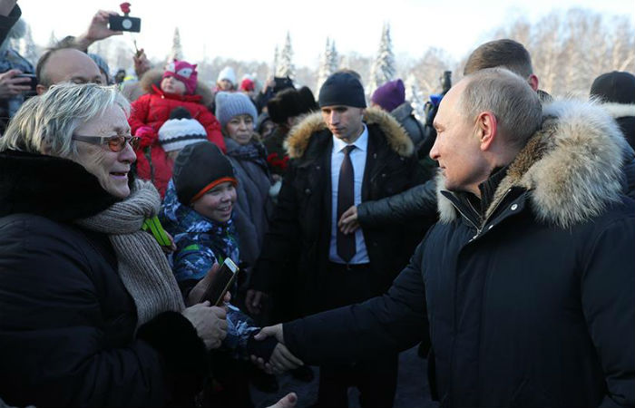 Путин отодвинул охранника, чтобы пожать руки петербуржцам