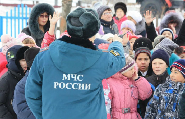 В Абакане из-за сообщений о бомбах эвакуируют 18 школ, детскую поликлинику, суд и торговый центр