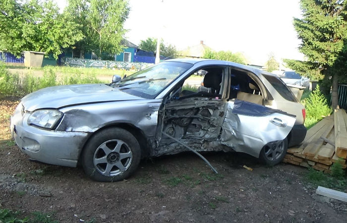 В Черногорске пьяный водитель, убегавший от ДПС, врезался в столб - трое пострадавших