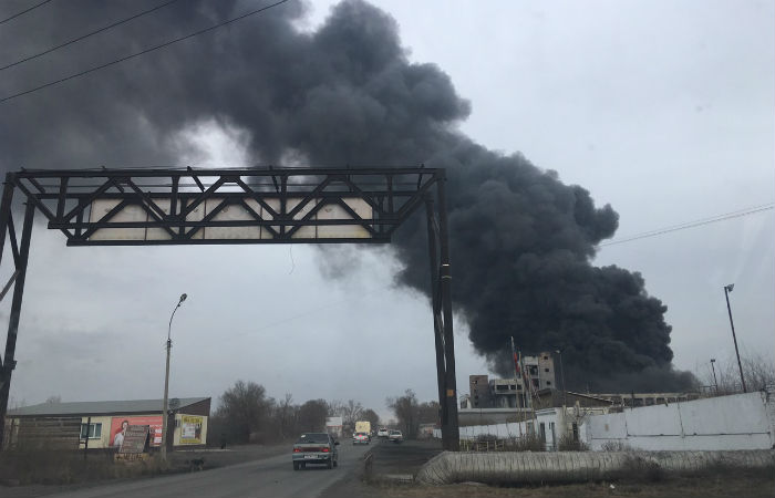 В Черногорске в заброшенном цехе комбината "Искож" тушат пожар площадью 1500 кв м