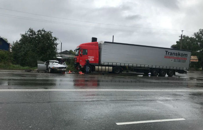 На саяногорской трассе иномарка врезалась в стоящую фуру