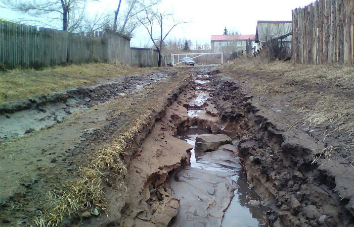 В Черногорске оттаявшая ливневка затопила дачный массив "Залив"