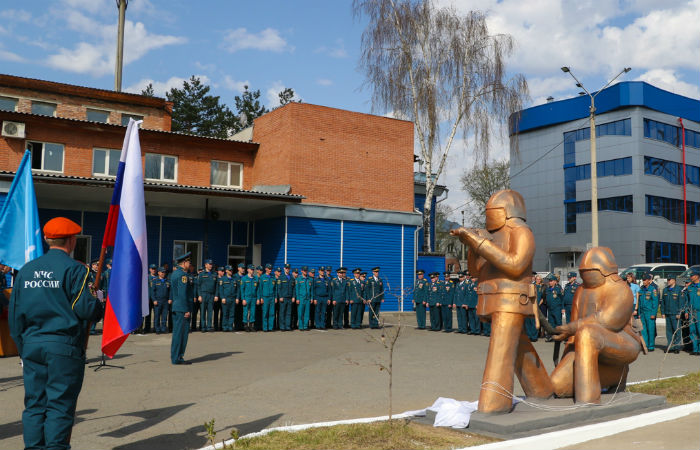 В Абакане появилась скульптура "Огнеборцы"