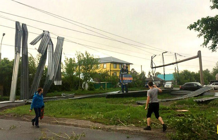 В Кемерове ураган сломал опору электропередач, повалил деревья и разбросал скамейки