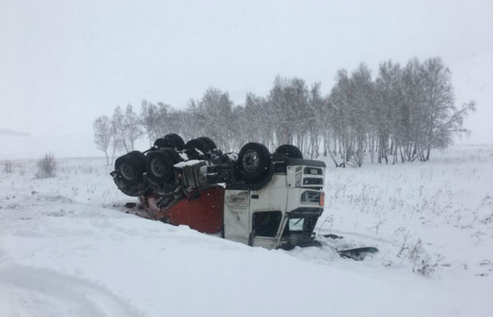 В Хакасии с трассы слетел бензовоз