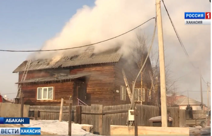 В Абакане семья из тринадцати человек лишилась дома из-за пожара