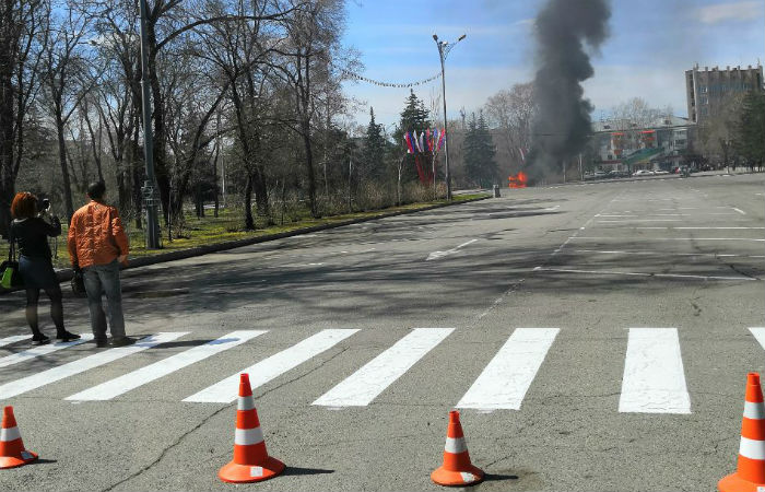 В Абакане на Первомайской площади взорвался автомобиль (ФОТО)