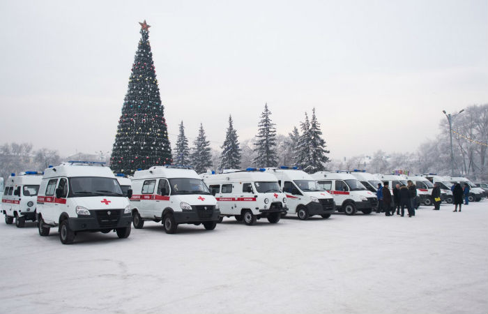 Медикам Хакасии вручили ключи от новых автомобилей скорой помощи