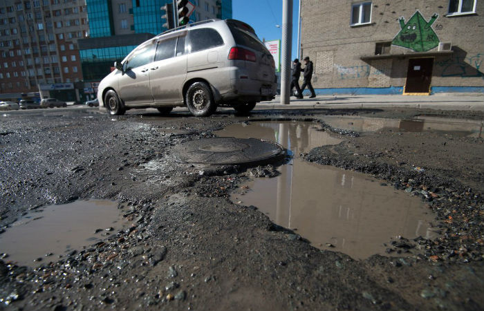 В Новосибирске ребенок провалился в двухметровую яму на тротуаре