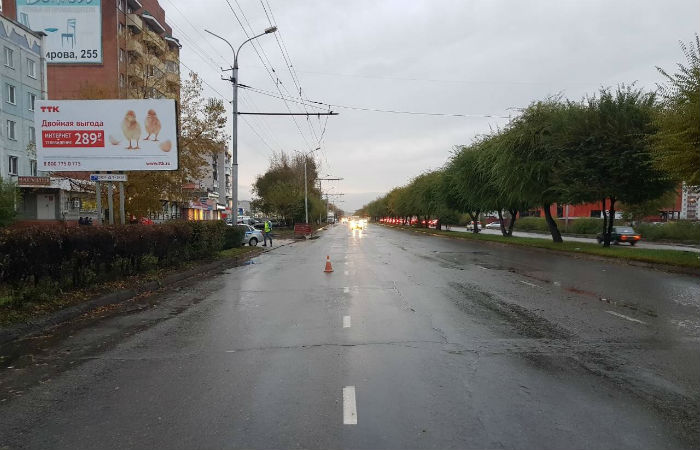 В Абакане пешеход, переходивший дорогу в неположенном месте, получил тяжелые травмы