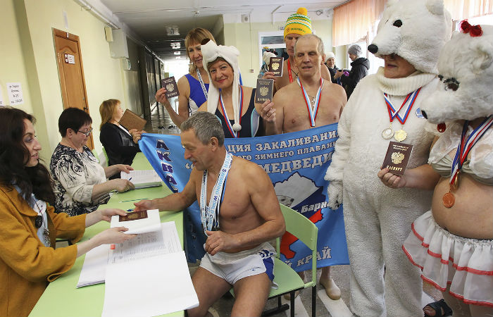 Медведи, олени и собаки: самые странные фото c выборов президента России