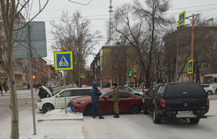 В центре Абакана произошло массовое ДТП, в котором пострадала женщина