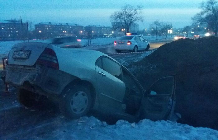 В Черногорске иномарка улетела в яму