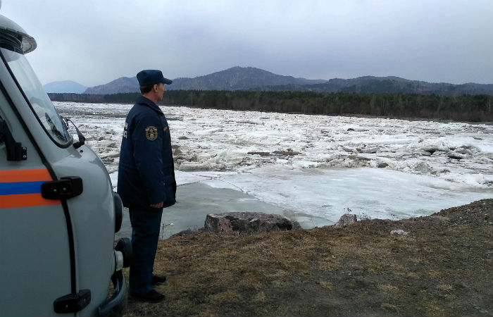 В Абазе ледовый затор вызвал подтопление дачных участков