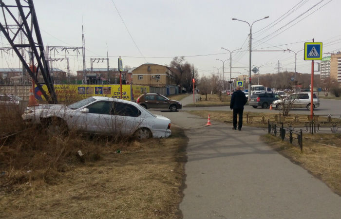 В Абакане пешехода сбили на тротуаре