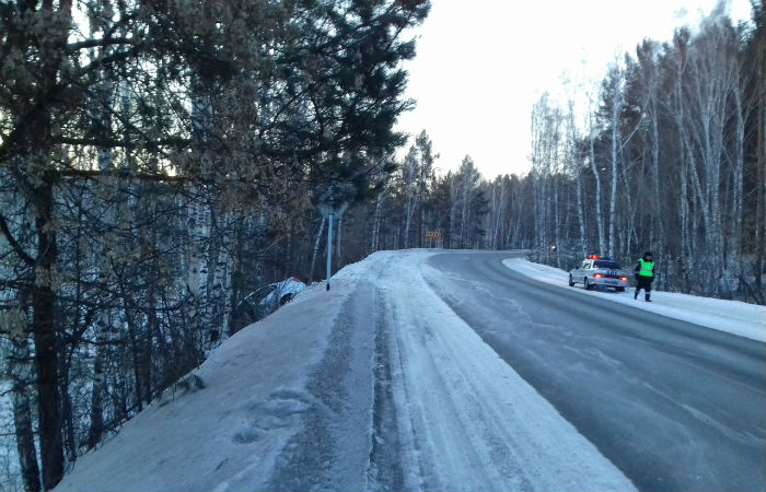 В на трассе Саяногорск- Черемушки автоледи получила тяжелые травмы, врезавшись в дерево