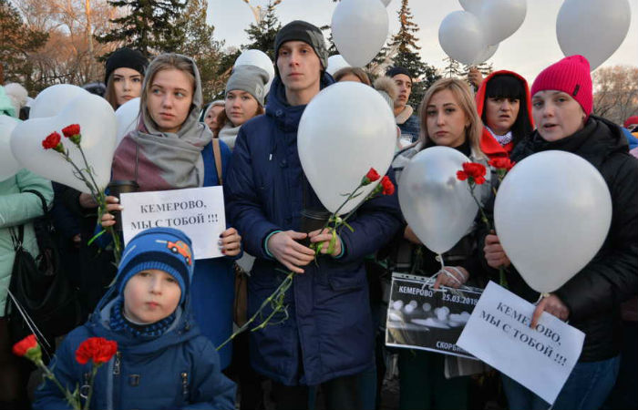 В Абакане прошел митинг в память о жертвах пожара в Кемерове