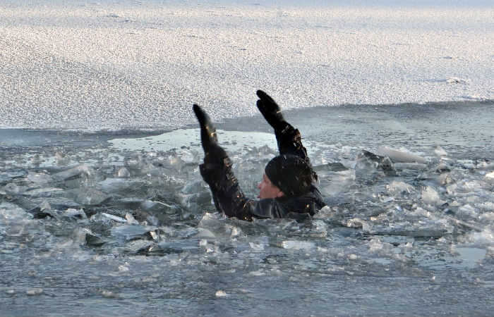 В Красноярском крае водитель отдела судебных приставов вытащил пьяного самоубийцу из Енисея