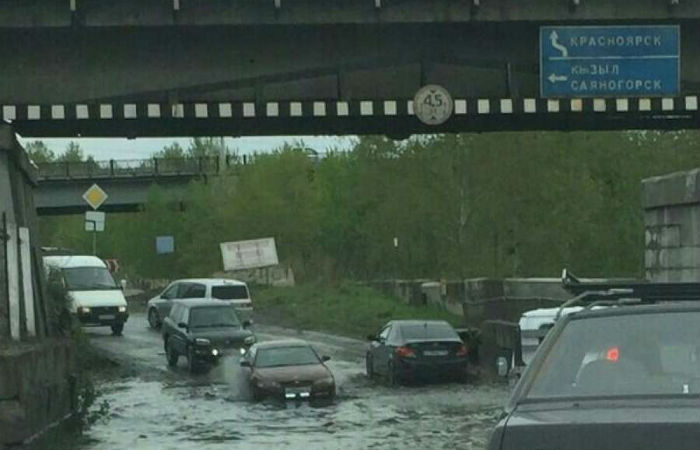 В Абакане под старым мостом машины тонут в огромной луже