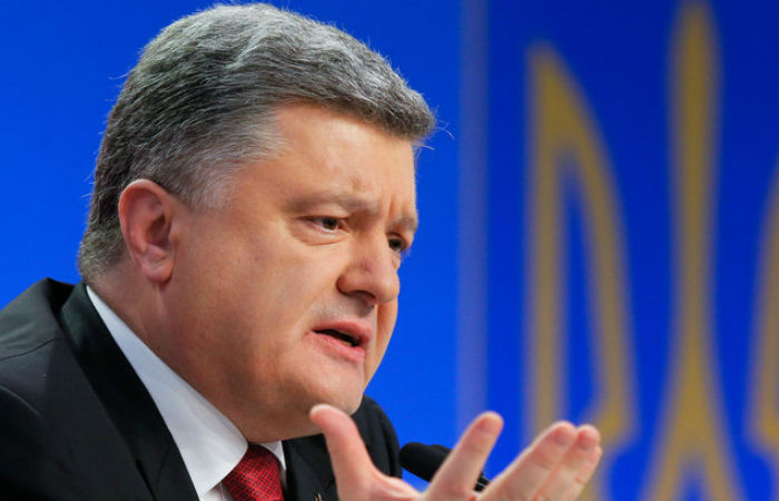 Порошенко захотел запретить флаг России во всем мире