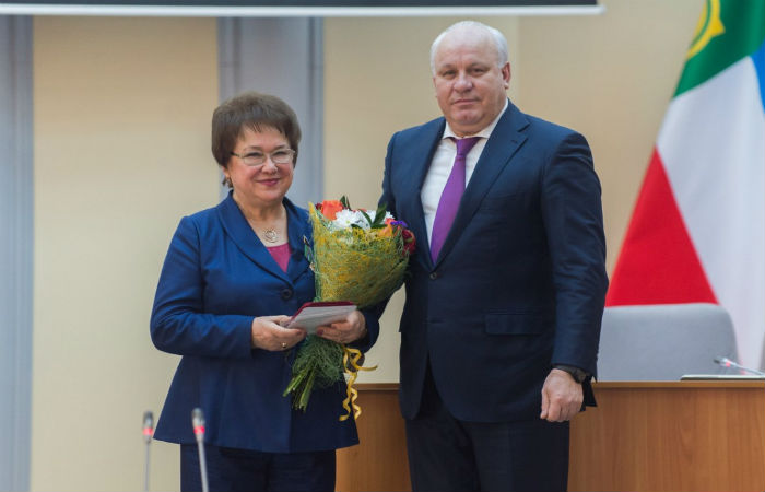 Виктор Зимин вручил Надежде Максимовой орден «За заслуги перед Хакасией»