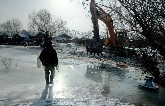 В Бее из-за сильных морозов перемерз родник, вода пошла в огороды