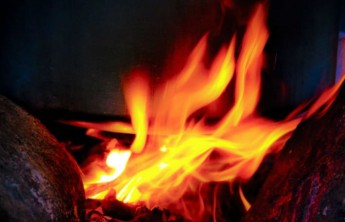 В Хакасии спасатели вывели из горящего дома 103-летнюю пенсионерку