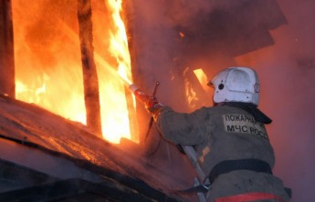 В Хакасии участковый спас мужчину, который спал в горящей комнате