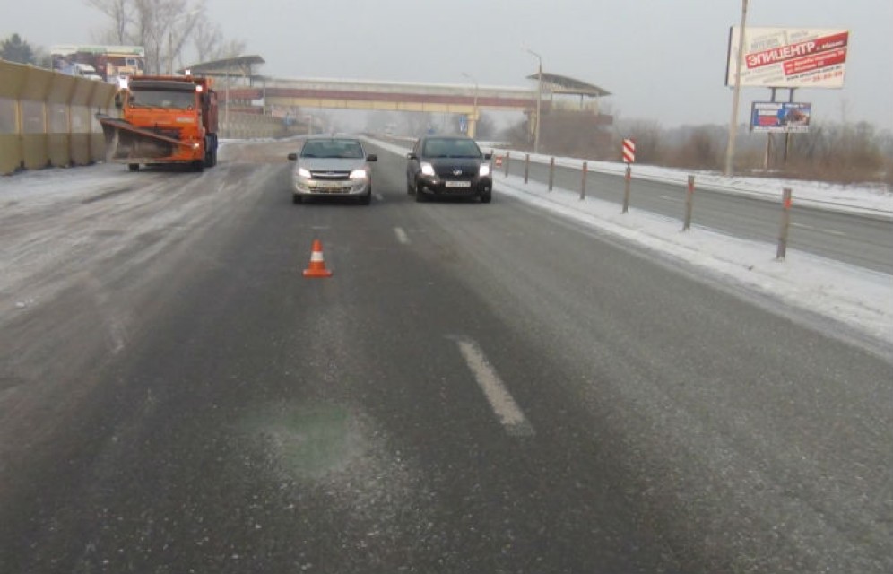 На трассе Абакан - Черногорск столкнулись четыре "Тойоты"