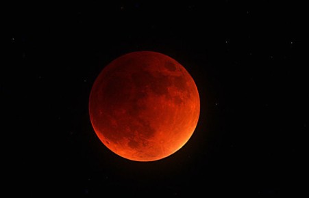 Россияне смогут наблюдать полное лунное затмение