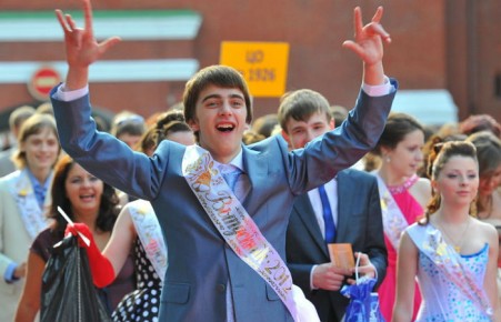 Выпускники школ рассчитывают на зарплату в 82 тыс. рублей