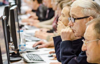 До 2024 года в России пройдут обучение 450 тысяч предпенсионеров 