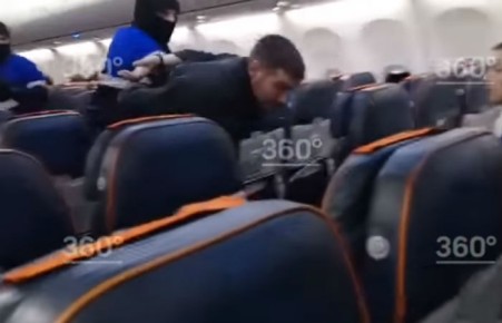 В ходе штурма задержан пассажир, захвативший самолет Сургут-Москва