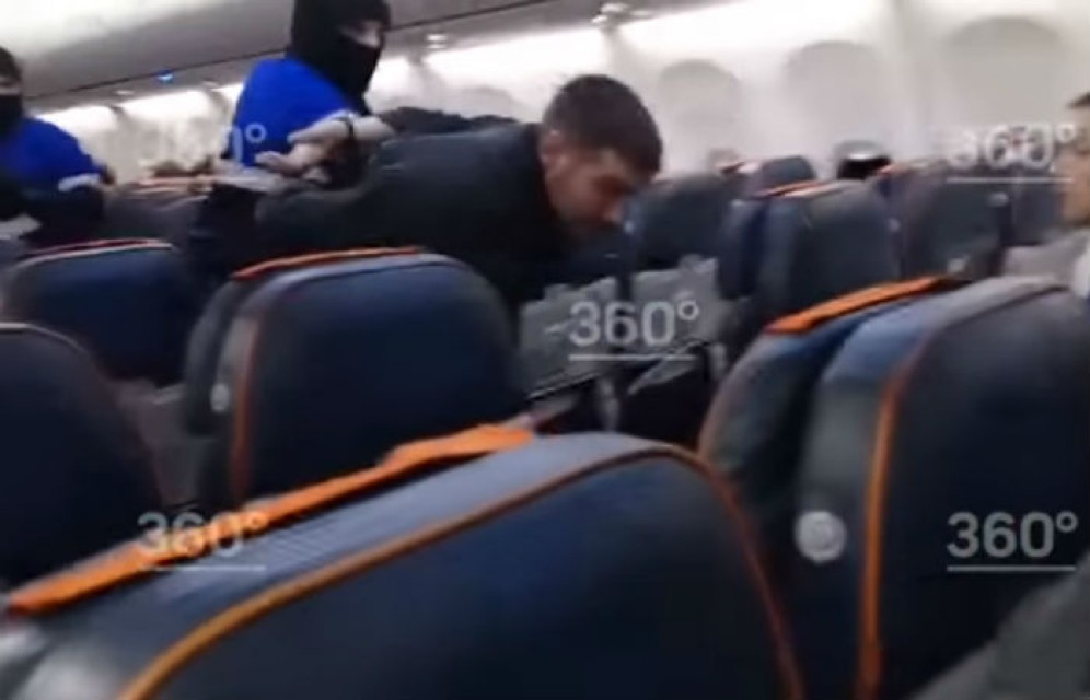 В ходе штурма задержан пассажир, захвативший самолет Сургут-Москва