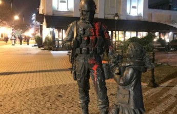 Памятник «Вежливым людям» в Крыму облили краской