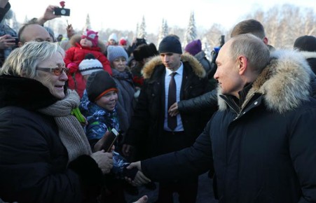 Путин отодвинул охранника, чтобы пожать руки петербуржцам