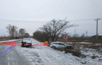 В Хакасии две автоледи не разъехались на перекрестке