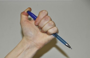 Житель Хакасии избил сожителя бывшей жены шариковой ручкой за запрет увидеть ребенка